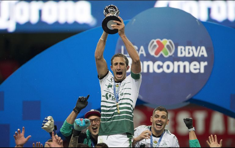 Con Santos, Carlos Izquierdoz disputó 148 encuentros y anotó en 16 ocasiones. MEXSPORT / ARCHIVO