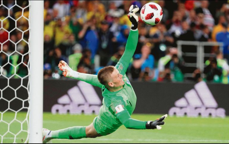 La para. Jordan Pickford evita un gol en la tanda de penaltis, durante el Colombia-Inglaterra, de Octavos. EFE
