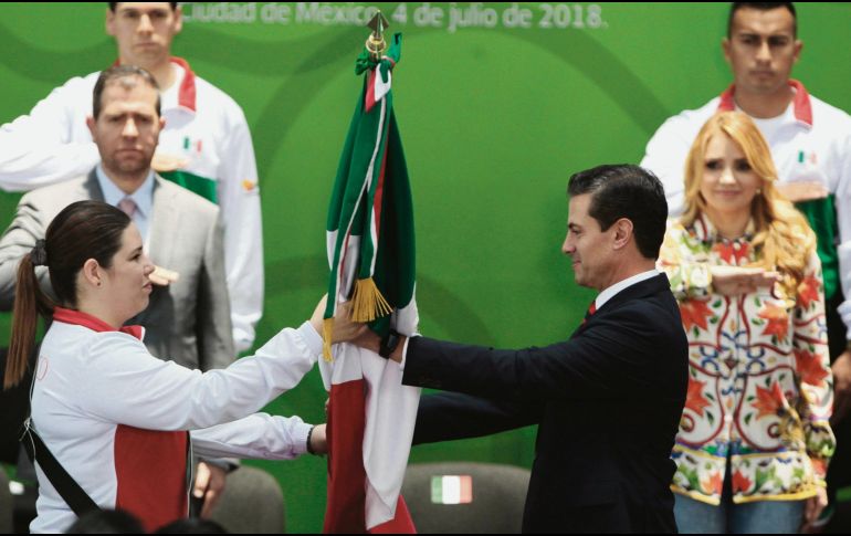 Abanderamiento. La tiradora tapatía Alejandra Zavala recibe el Lábaro Patrio de manos del Presidente. EFE