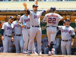 Festejo. Christian Villanueva (#22) es felicitado por sus compañeros de equipo tras conectar jonrón. AFP