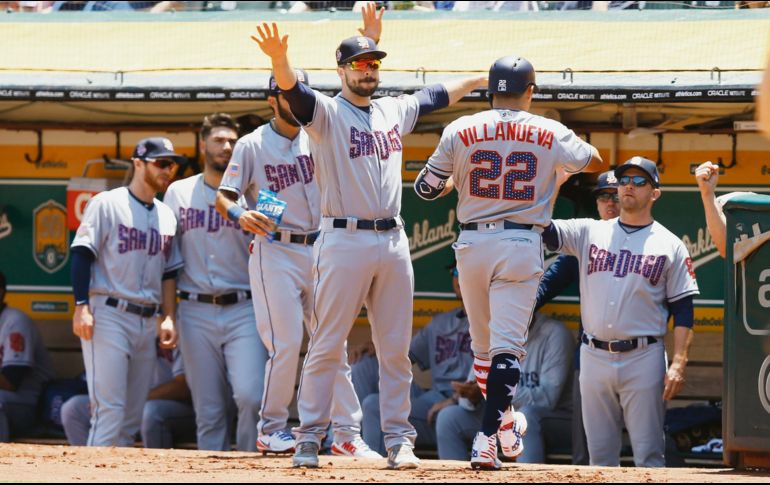 Festejo. Christian Villanueva (#22) es felicitado por sus compañeros de equipo tras conectar jonrón. AFP