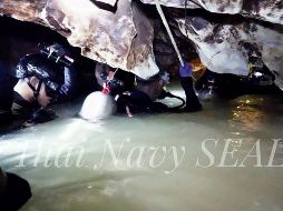 Fotografía cedida por la Marina de Tailandia que muestra a varios buzos y otros miembros de rescate durante las operaciones de rescate. EFE/MARINA DE TAILANDIA
