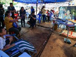 Familiares de los futbolistas atrapados monitorean el rescate de los menores, en la provincia de Chiang Rai. EFE/R. Yongrit