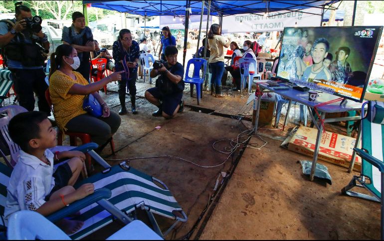 Familiares de los futbolistas atrapados monitorean el rescate de los menores, en la provincia de Chiang Rai. EFE/R. Yongrit
