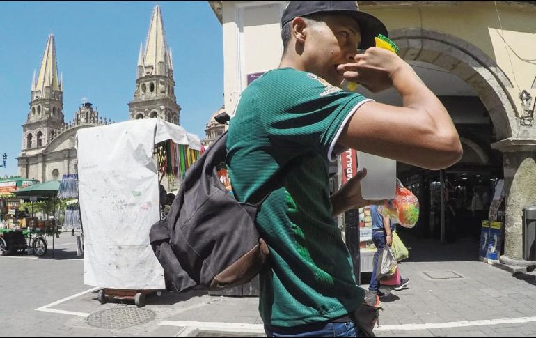 Se observó a unos 14 vendedores ambulantes en diversos andadores del primer cuadro. EL INFORMADOR/A. Camach
