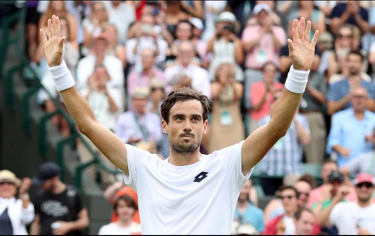 En un partido que dura dos días debido a la lluvia, el argentino da la vuelta al marcador y logra ganarle al croata y pasar a octavos. EFE / S. Dempsey
