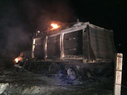 Alrededor de estos vehículos se localizaron numerosos casquillos de distintos calibres. ESPECIAL / Protección Civil Jalisco