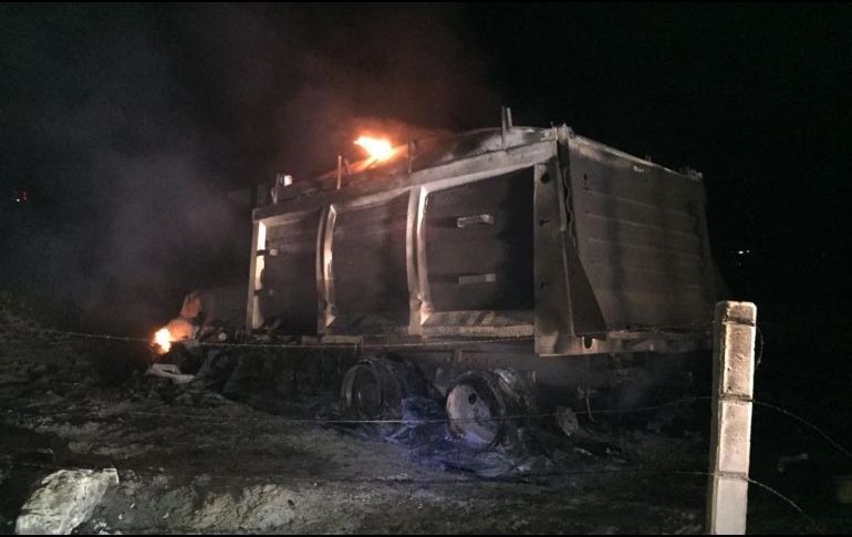 Alrededor de estos vehículos se localizaron numerosos casquillos de distintos calibres. ESPECIAL / Protección Civil Jalisco