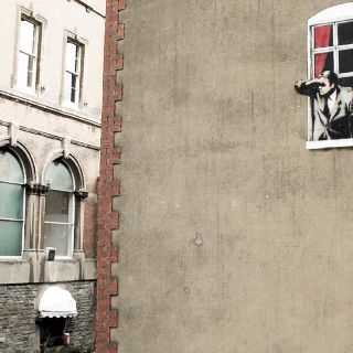 Banksy ofrece su ayuda para salvar 17 bibliotecas de Bristol
