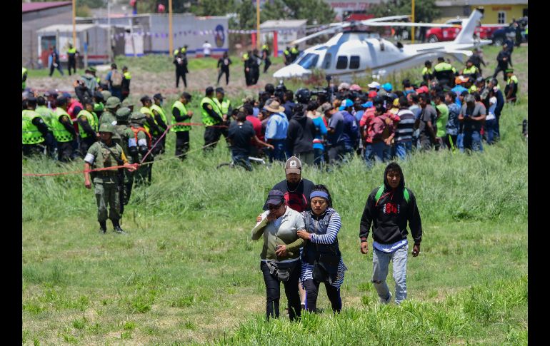 En el lugar laboran cuerpos de seguridad y emergencias, como Protección Civil estatal y municipal, Servicio de Urgencias del Estado de México, además de tres helicópteros de la Unidad de Rescate Aéreo 