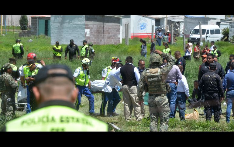 Elementos de Protección Civil trabajan junto a policías y militares. EFE