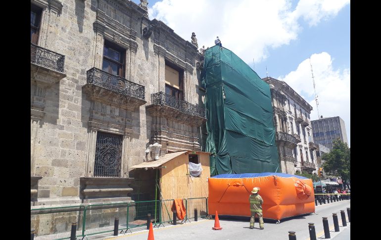 La persona lleva alrededor de una hora intentando lanzarse. EL INFORMADOR / C. Lemus