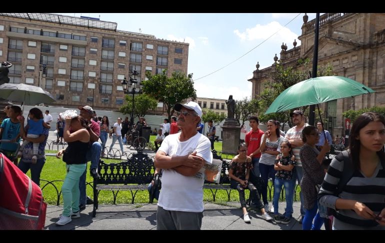La persona lleva alrededor de una hora intentando lanzarse. EL INFORMADOR / N. Martín del Campo