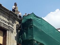 El individuo, de nombre Óscar, permaneció durante aproximadamente dos horas sentado al borde del andamio metálico. EL INFORMADOR / C. Lemus
