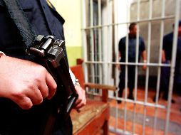 El comandante de policía Marlon Juanki, le dijo que sería llevada a los separos por entorpecer la investigación e invadir la escena del crimen.  EL INFORMADOR / ARCHIVO