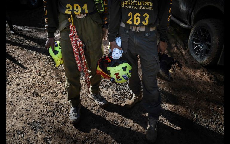 Rescatistas laboran en la zona de la cueva Tham Luang en Mae Sai, Tailandia, mientras continúa el operativo para sacar a los 12 menores y su entrenador atrapados en el sitio. AFP/L. Suwanrumpha