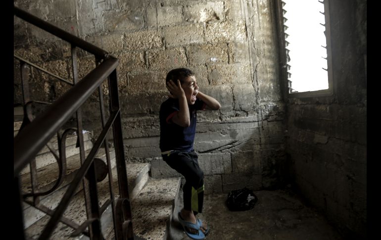 El hermano del joven Mahmud al Gharabli llora durante su funeral en la Ciudad de Gaza. El joven de 16 años recibió un disparo en la cabeza hace dos meses durante unas protestas tras los rezos del viernes hasta que finalmente falleció a causa de sus heridas. AFP/M. Hams
