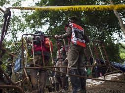 Especialistas laboran a marchas forzadas para liberar a los niños y su entrenador. AFP/Y. Thu