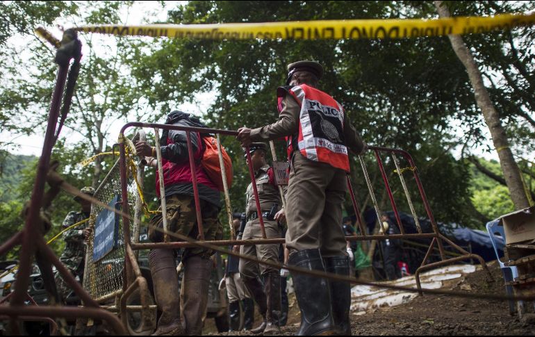 Especialistas laboran a marchas forzadas para liberar a los niños y su entrenador. AFP/Y. Thu