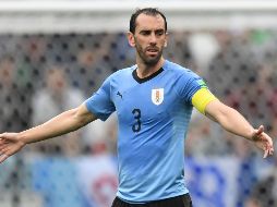 Godín no señala al portero Muslera por su equivocación. 