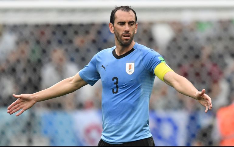 Godín no señala al portero Muslera por su equivocación. 