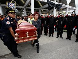 Bomberos cargan el ataúd con los restos de Agustín Soto García, uno de sus colegas fallecidos en las explosiones de Tultepec. AP / M. Castillo