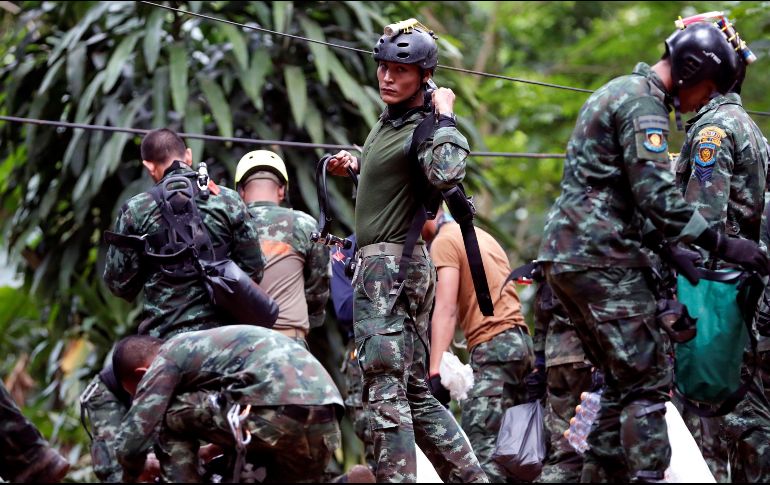 Este viernes los socorristas trataban de avanzar al máximo en sus preparativos de evacuación antes de que retorne la lluvia, según las previsiones.  EFE / R. Yongrit