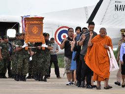 Un monje budista lidera a los soldados de la Royal Thai Navy portando el féretro con los restos de Saman Gunan, el ex miembro de la armada que murió durante la misión de rescate para los 12 niños atrapados en la cueva Tham Luang. AFP / THAI NEWS PIX / P. Sanguanwong