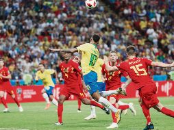 Fiel a su costumbre, Neymar (10) pedía que se marcara un penal a favor luego de que Thomas Meunier (15) lo marcara dentro del área, sin embargo esta vez no fue escuchado por el árbitro. EFE