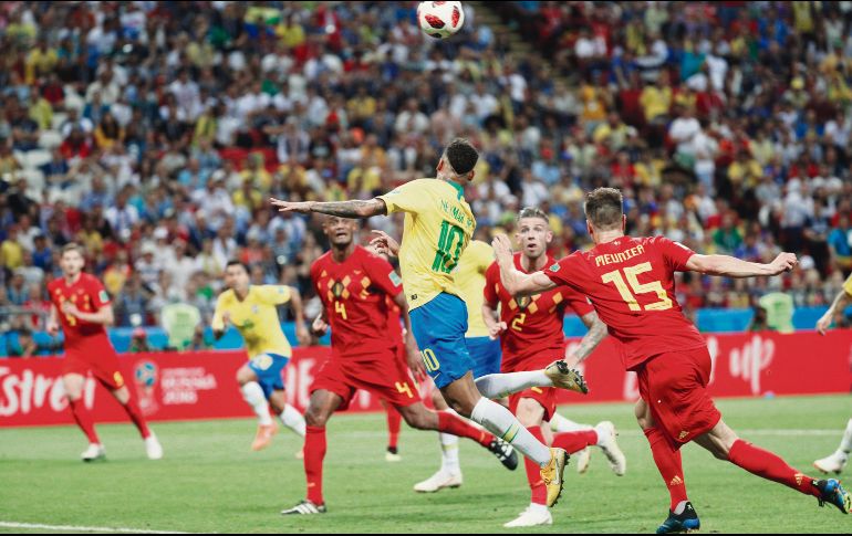 Fiel a su costumbre, Neymar (10) pedía que se marcara un penal a favor luego de que Thomas Meunier (15) lo marcara dentro del área, sin embargo esta vez no fue escuchado por el árbitro. EFE
