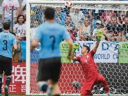 El arquero uruguayo Fernando Muslera desvía el balón hacia su red, lo que lleva al segundo gol de Francia durante el partido ante los charrúas. AFP