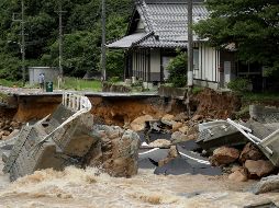 Medios difunden fotos de localidades inundadas por los desbordamientos de ríos, casas situadas en laderas montañosas parcialmente sepultadas por la tierra y puentes caídos. EFE/JIJI