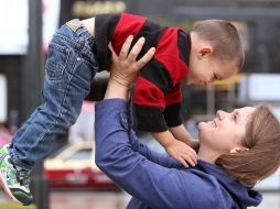 El niño necesita contar con la presencia de la madre para la percepción saludable de su entorno y establecer una relación dentro del ámbito de la socialización. NTX / ARCHIVO