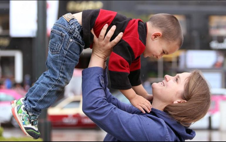 El niño necesita contar con la presencia de la madre para la percepción saludable de su entorno y establecer una relación dentro del ámbito de la socialización. NTX / ARCHIVO