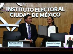 La candidata a jefa de Gobierno de la Ciudad de México recibe la constancia que acredita su triunfo durante el periodo 2018-2024. TWITTER / @iecm