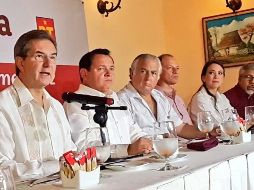 El posible siguiente titular de la SEP (izq), señaló que la Ley del Servicio Profesional Docente es la que más ha causado problemas. TWITTER / @emoctezumab