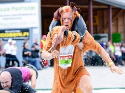 Fotogalería: Concursan cargando esposas en Finlandia