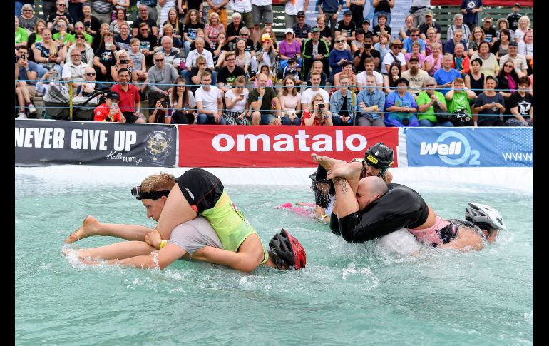 Algunas competidoras consiguen mantener la cabeza sumergida durante todo el paso por el estanque. EFE / K. Brandt