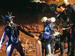 Equipo. Los rescatistas trabajan para concretar la operación en los próximos días. EFE