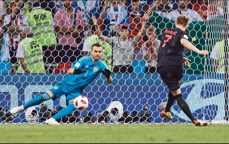 El mediocampista croata Ivan Rakitic (derecha) anota el penalti con el que su Selección llega a la antesala de la Final. EFE