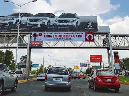 Al volante. Uno de los avisos que previenen a los conductores de los trabajos de reencarpetado. EL INFORMADOR/A. Camacho