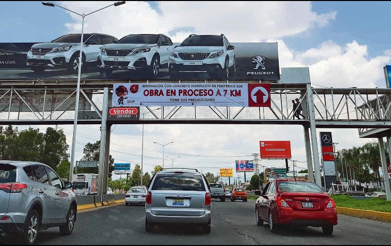 Al volante. Uno de los avisos que previenen a los conductores de los trabajos de reencarpetado. EL INFORMADOR/A. Camacho