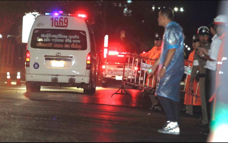 El equipo de salvamento está compuesto de dieciocho buzos, trece extranjeros y cinco miembros de elite de la Marina tailandesa. EFE / P. Tasiri