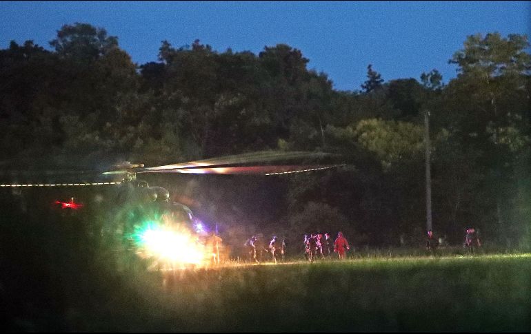 La madrugada del domingo cuatro niños fueron rescatados; ocho permanecen aún en la cueva, junto a su entrenador de 25 años. EFE / R. Yongrit