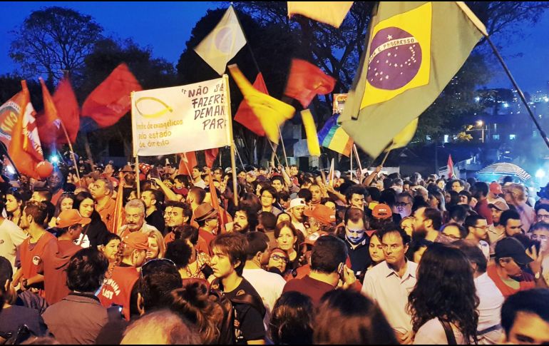 Simpatizantes de Lula se han reunido a las afueras de los cuarteles de Curitiba para mostrar su apoyo al expresidente con la consigna 