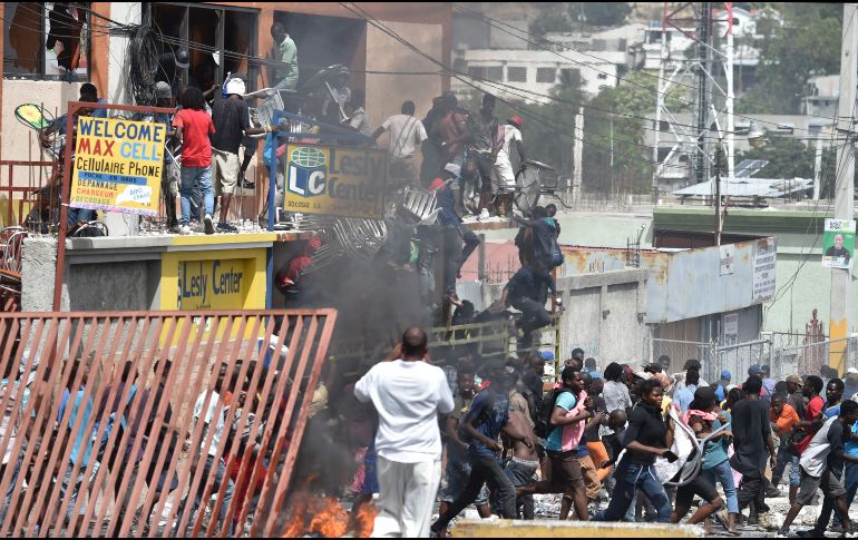 Las acciones de turbas incendiando vehículos y asaltando comercios continuó hoy en amplias zonas; la Policía Nacional no ha dado muestras de poder controlar la situación. AFP / H. Retamal