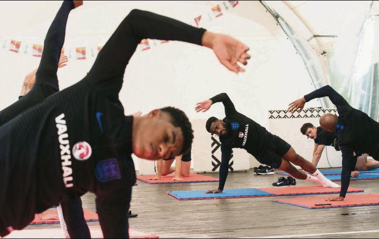 Relajación. Los seleccionados ingleses hicieron trabajo regenerativo en San Petersburgo, donde enfrentarán a Croacia.TWITTER/@england