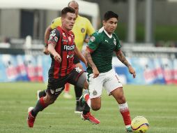 Juego de preparación. Eduardo “Chofis” López (derecha) fue el autor del gol de las Chivas ayer ante el Necaxa. CORTESÍA/CHIVAS