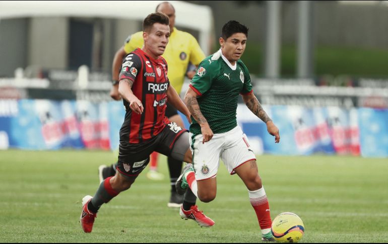 Juego de preparación. Eduardo “Chofis” López (derecha) fue el autor del gol de las Chivas ayer ante el Necaxa. CORTESÍA/CHIVAS