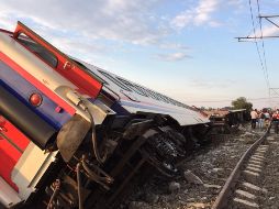 El descarrilamiento tuvo lugar en un área de difícil acceso para automóviles, por lo que se enviaron helicópteros a la zona para llevar a los heridos a los hospitales. AFP